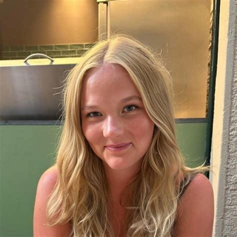 Claire - Biology teacher - ₹3170/h