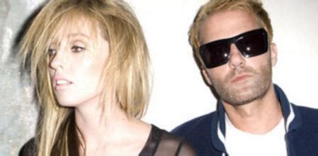 La cantante y guitarrista Katie White y el baterista Jules de Martino ...