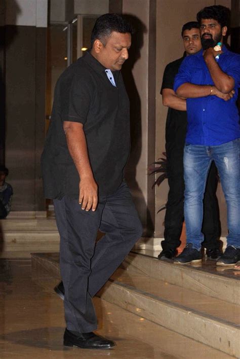 Bollywood pays its last respects to Suniel Shetty's father - Rediff.com ...