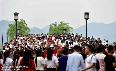 杭州“五一”假期游客同比减少逾六成，露营、民宿等持续升温__财经头条