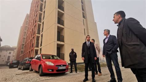 Novosti.rs | Galerija | KLjUČEVI ZA BOLjI ŽIVOT: Počelo useljenje u 106 ...