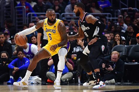 LeBron James exits Lakers' loss due to sore leg