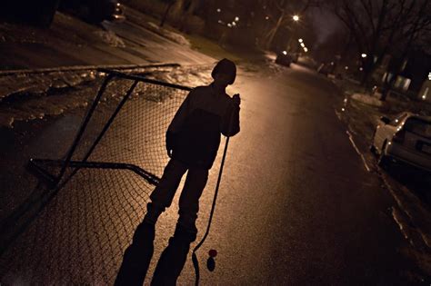 路灯下男生失落背影,高清图片-壁纸族