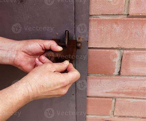 How to Open a Rusty Lock 的图像结果