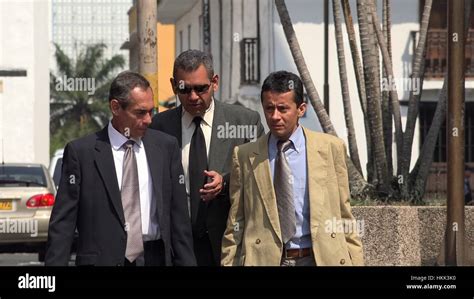 Business People Walking Sign 的图像结果