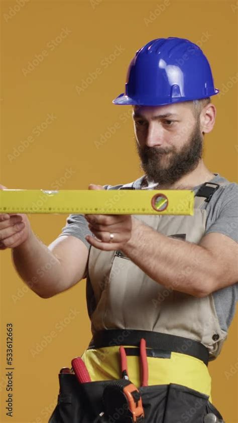 Using a Water Level for Foundation Work 的图像结果