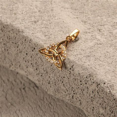 Blisse Allure Celtic Triangle Knot Gold Pendant. – Taraash