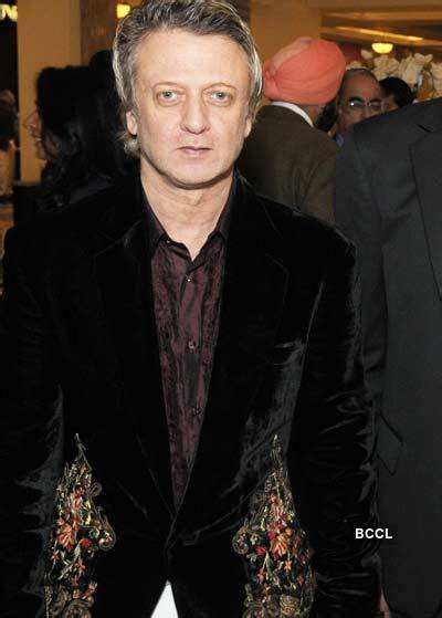 Minnisha Lamba and Maneka Gandhi during criss cross diamond launch ...