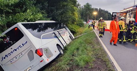 Waldmünchen: Bus kommt von Straße ab – ein Toter und fünf Verletzte | TVA