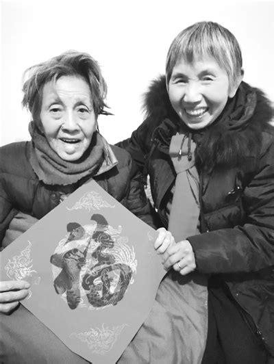 杭州76岁杜阿姨5年前开始练书法 今年手写800副春联送给大家-杭州新闻中心-杭州网