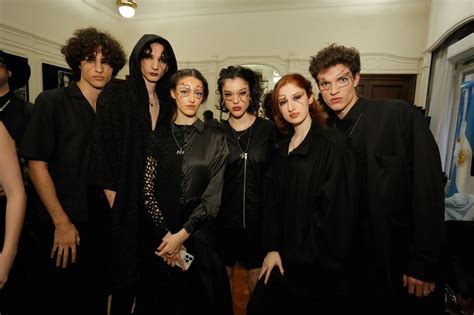 El excéntrico desfile de Panni Margot con Celeste Muriega y Christian Sancho, y diseños creados ...