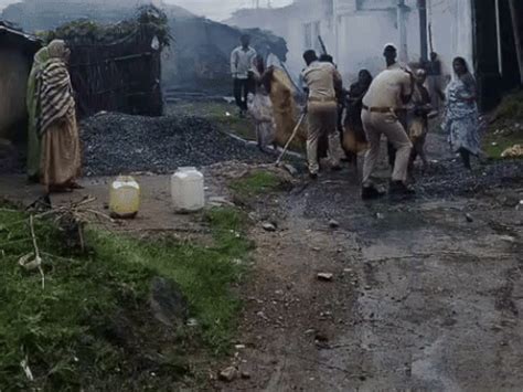 Pratapgarh Police Attacked by Villagers | Officers Injured, Houses Set ...