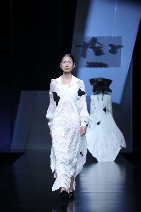 捡子 2020春夏高级成衣秀 - Beijing Spring 2020-天天时装-口袋里的时尚指南