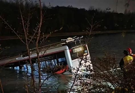 上海公交坠河：司机被救出车上无乘客 司机当时处于无意识状态_资讯_敢闯网