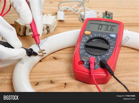 Using a Multimeter On Power Tools 的图像结果