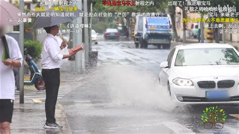 搞笑一男子开车溅了路人一身水，却没想到还得到一个惊喜！_腾讯视频