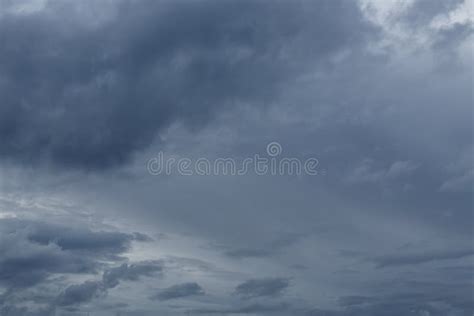 雨云雷暴背景 库存照片. 图片 包括有 黄昏, 云角, 蓝色, 自然, 降低, 本质, 气候, 风暴, 积云 - 64806954
