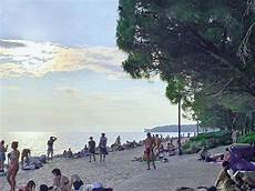 amaca dizionario trieste turista appende amaca tra due pini trecento amaca dizionario trieste turista appende amaca tra due pini trecento