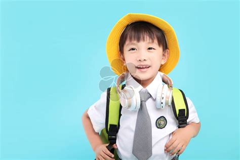 背书包上学的校服小男孩11-5616×3744-美素惠选图库