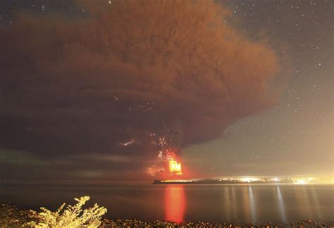 Calbuco Volcano Explosion 的图像结果