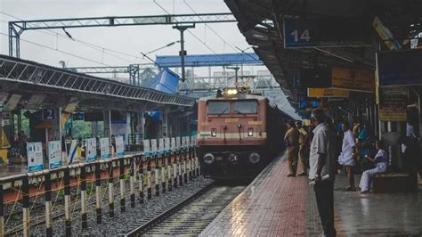 Indian Railway: प्लेटफार्म टिकट से भी कर सकते हैं ट्रेन में सफर, जानें ...