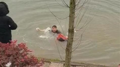 17岁男孩救起3名落水女孩，自己却不幸离世，溺水时该如何自救？_腾讯新闻