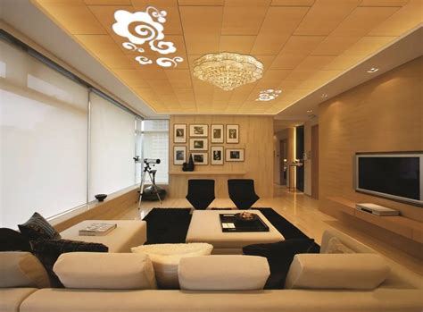 设计师架高平台地板让空间多了层次，也砌出一处休闲空间；木皮喷漆的_装修美图-新浪家居