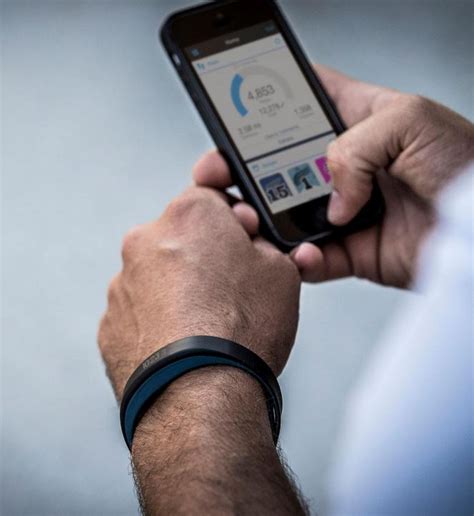 Garmin Vivosmart Fitness Watch, Small (Berry) : Amazon.in: Fashion