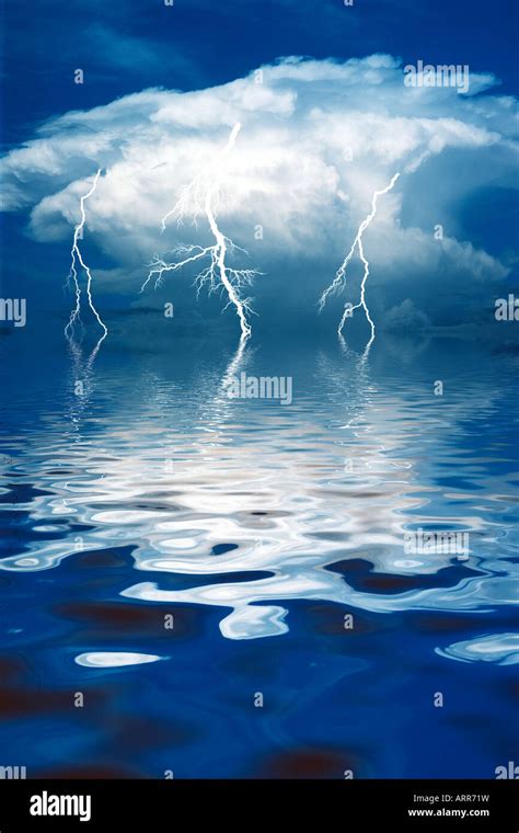 Lightning Over Water 的图像结果