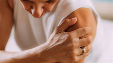 Frozen shoulder: कंधे में रहती है अकड़न? जानें इग्नोर करना क्यों हो ...