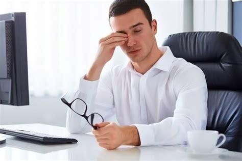 Tips Atasi Sakit Kepala Akibat Lama Menatap Layar Komputer atau Laptop