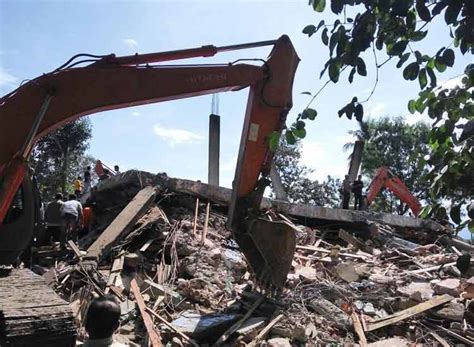 building collapse in Indonesia 7 die including 6 teenagers - India TV Hindi