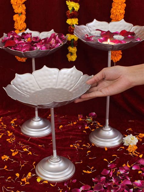 Buy | Set of 3 Silver Toned Urli Bowls With Stand | Tied Ribbons