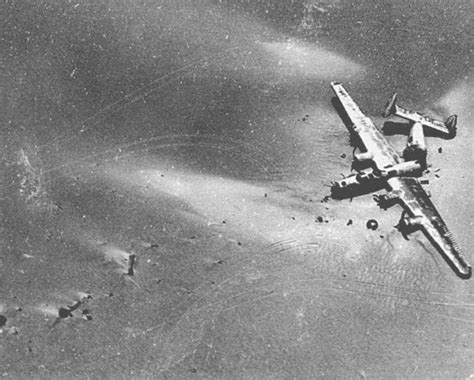 沙漠深处的飞机残骸与8具遗体，牵出二战时的神秘失踪事件_百科TA说