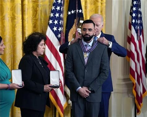 ਅਮਰੀਕੀ ਰਾਸ਼ਟਰਪਤੀ ਬਾਈਡੇਨ ਨੇ ਭਾਰਤੀ ਮੂਲ ਦੇ ਪੁਲਸ ਅਧਿਕਾਰੀ ਨੂੰ ਬਹਾਦਰੀ ਮੈਡਲ ...