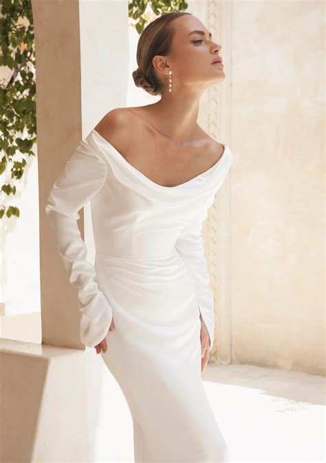 Lola Knight - Summer - Pearl Drop Bridal Earrings - 18K Gold – The White Collection