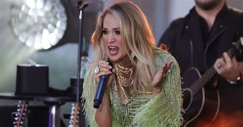 Carrie Underwood Has Embarrassing Wardrobe Malfunction After American ...