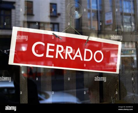 Spanish closed shop sign Stock Photo - Alamy