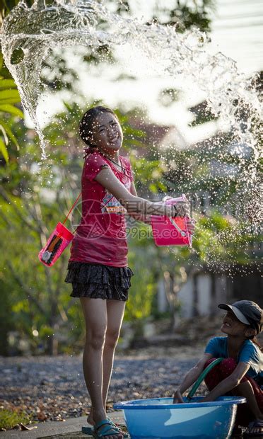 泰国曼谷2018年4月1日身份不明的泰国女孩在宋卡恩日玩泼水和幸福情绪人们快乐的女高清图片下载-正版图片307688021-摄图网
