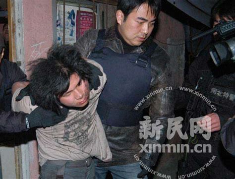 歹徒持刀劫持两名人质被上海特警制服(图)_新闻中心_新浪网
