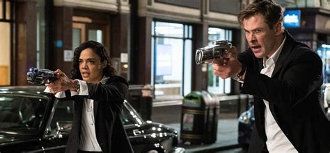 Thor Valkyrie Have A Ragnarok Reunion In MIB: International Even Mjlnir ...