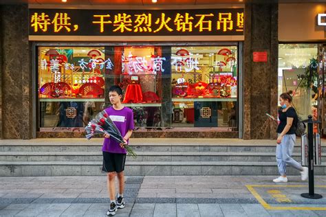 【黄河两岸是我家】高清大图：七夕节的银川步行街头-宁夏新闻网
