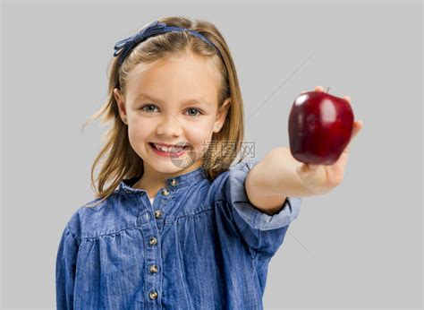 手拿红苹果的可爱女孩高清图片下载-正版图片307802060-摄图网