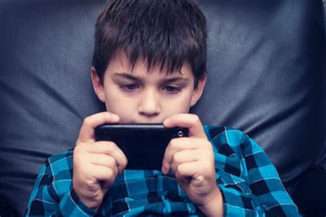 孩子长时间玩手机有什么危害 孩子沉迷玩手机家长怎么应对 _八宝网