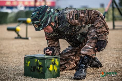 硬核突击！武警特战队员沙场锤炼实战能力 - 中国军网