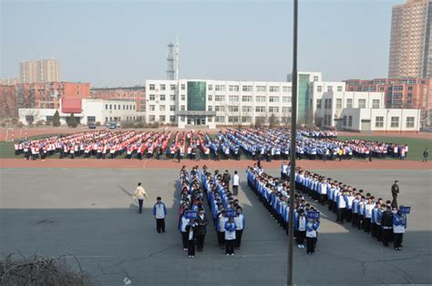甘肃省兰州第一中学 - 2003届高三学生毕业留念