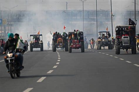 印度阅兵期间农民开拖拉机冲入首都冲撞警察 警方发催泪弹_凤凰网