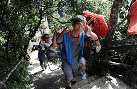 在中国众多景区里面，抬游客上山是一份工作，多数人却不忍心消费|滑竿|游客|师傅_新浪新闻