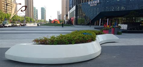 江苏盐城新龙广场的玻璃钢异形特色树池圆满安装成功！