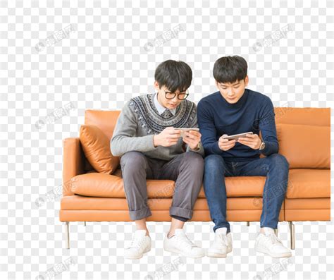 坐在客厅里玩手机的年轻人元素素材下载-正版素材400507531-摄图网